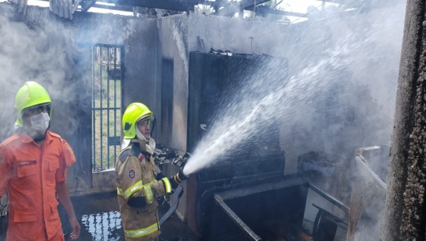 Incêndio é registrado em residência no interior do Acre; proprietária é suspeita de ter ateado fogo na casa